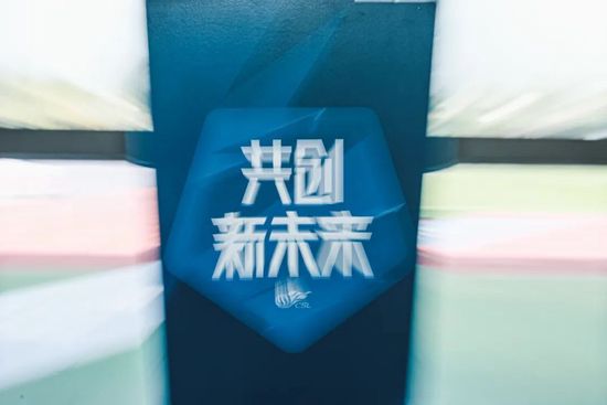 晏菲路利物浦记念中学的中四E班擅把代课教员激走，班主任鲁媚找来两小无猜但现为古惑仔的张英帮手。他的怪僻教法虽令学生重拾念书乐趣，但也为黉舍增加很多懊恼。后来黉舍传出删班的动静，中四E班成开刀对象，世人答复旧日样子，采纳抛却立场。张英苦劝不果更惨被赶走，此次则要看张英及鲁媚若何改变场面地步……